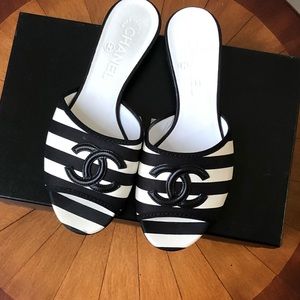 Chanel CC Logo Slide